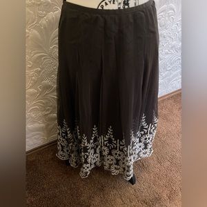 Nic + Zoe pretty skirt. Size 6